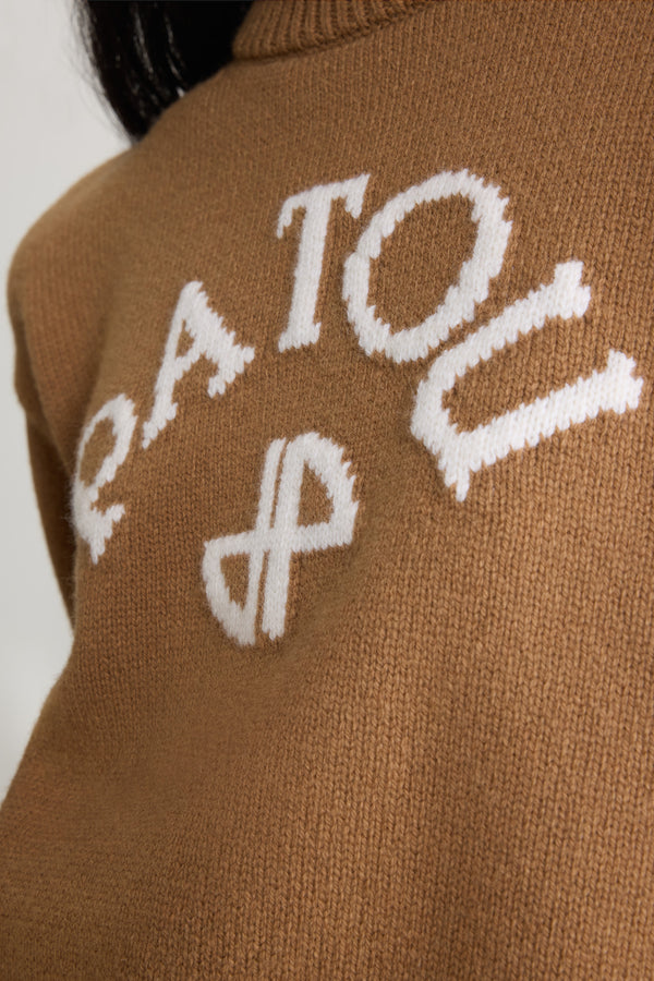 Patou - Pullover mit Patou Logo- und JP-Monogrammintarsien aus Wolle und Kaschmir - Nutmeg - Pullover aus Wolle und Kaschmir in Muskat-Hellbraun. Rundhalsausschnitt. Rippung an Kragen, Ärmelabschlüssen und Saum. Patou Logo- und JP-Monogrammintarsien vorne.