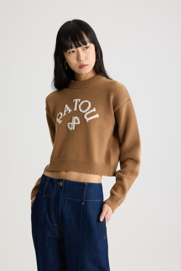 Patou - Pullover mit Patou Logo- und JP-Monogrammintarsien aus Wolle und Kaschmir - Nutmeg - Pullover aus Wolle und Kaschmir in Muskat-Hellbraun. Rundhalsausschnitt. Rippung an Kragen, Ärmelabschlüssen und Saum. Patou Logo- und JP-Monogrammintarsien vorne.