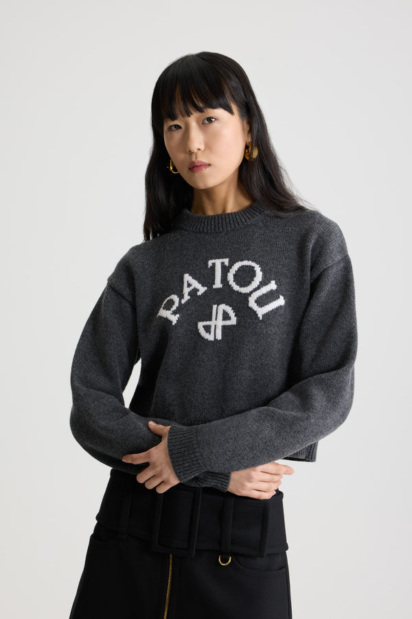 Patou - Pullover mit Patou Logo- und JP-Monogrammintarsien aus Wolle und Kaschmir - Mercury - Pullover aus Wolle und Kaschmir in Quecksilber-Grau. Rundhalsausschnitt. Rippung an Kragen, Ärmelabschlüssen und Saum. Patou Logo- und JP-Monogrammintarsien vorne.