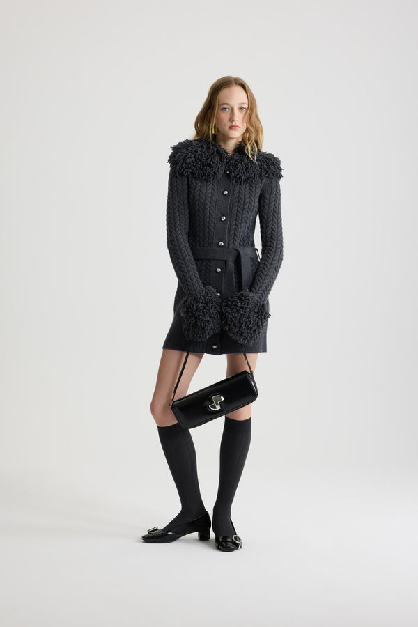 Patou - Cardigan lungo rifinito con frange in lana e cashmere - Mercury - Cardigan in lana merino e cashmere grigio mercurio. Punto treccia. Silhouette lunga. Decorazione con frangia effetto pelliccia sul collo e sui polsini. Colletto largo. Chiusura sul davanti con bottoni argento semisferici incisi JP. Cintura rimovibile da annodare in vita. Fondo a costine.