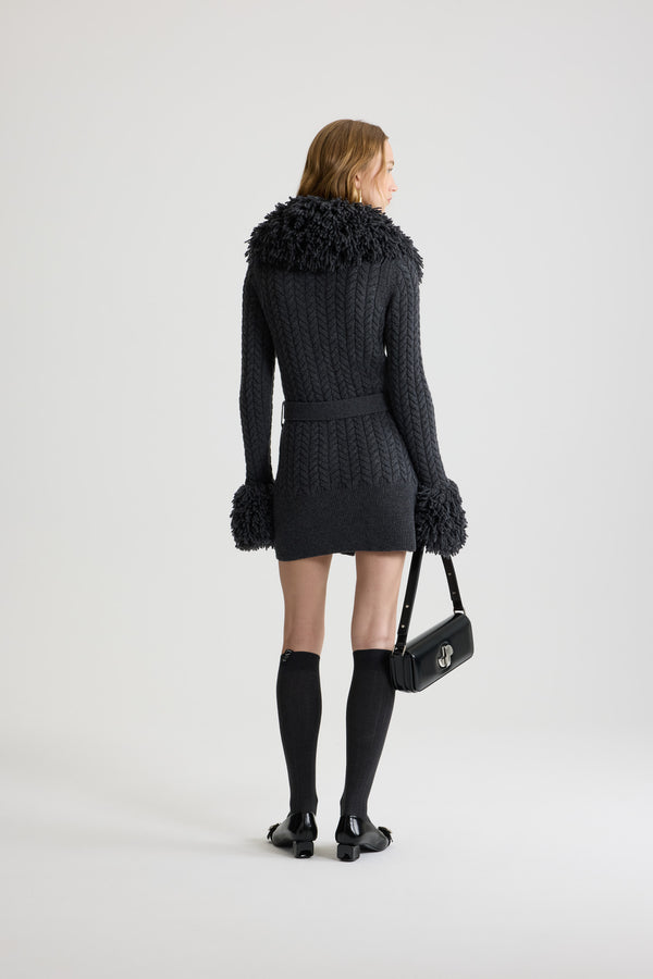 Patou - Lange Strickjacke mit Fransenverzierung aus Wolle und Kaschmir - Mercury - Cardigan aus Merinowolle und Kaschmir in Quecksilber-Grau. Zopfmuster-Strick. Lang geschnitten. Fransenverzierung in Felloptik an Halsausschnitt und Ärmelabschlüssen. Weiter Kragen. Knopfverschluss vorne mit silberfarbenen halbkugelförmigen JP-Knöpfen. Abnehmbarer Bindegürtel an der Taille. Gerippter Saum.