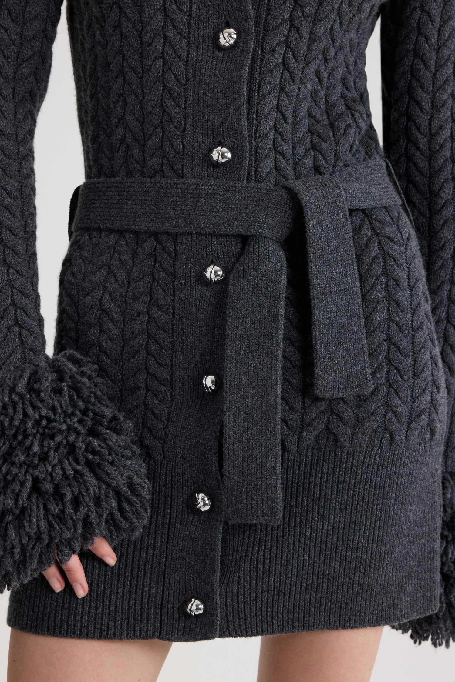 Patou - Cardigan lungo rifinito con frange in lana e cashmere - Mercury - Cardigan in lana merino e cashmere grigio mercurio. Punto treccia. Silhouette lunga. Decorazione con frangia effetto pelliccia sul collo e sui polsini. Colletto largo. Chiusura sul davanti con bottoni argento semisferici incisi JP. Cintura rimovibile da annodare in vita. Fondo a costine.