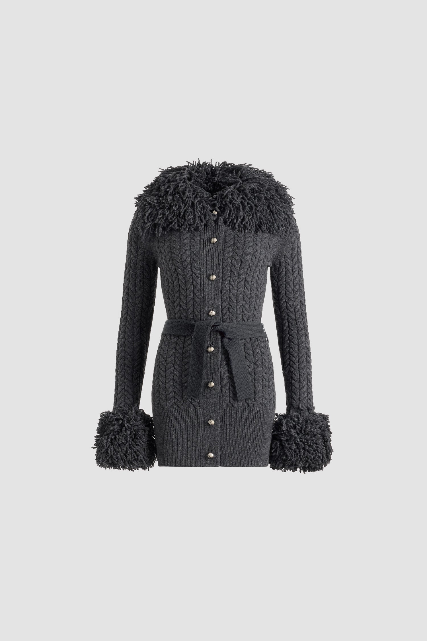 Patou - Cardigan lungo rifinito con frange in lana e cashmere - Mercury - Cardigan in lana merino e cashmere grigio mercurio. Punto treccia. Silhouette lunga. Decorazione con frangia effetto pelliccia sul collo e sui polsini. Colletto largo. Chiusura sul davanti con bottoni argento semisferici incisi JP. Cintura rimovibile da annodare in vita. Fondo a costine.