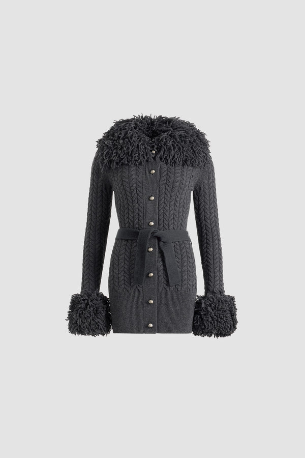Patou - Cardigan lungo rifinito con frange in lana e cashmere - Mercury - Cardigan in lana merino e cashmere grigio mercurio. Punto treccia. Silhouette lunga. Decorazione con frangia effetto pelliccia sul collo e sui polsini. Colletto largo. Chiusura sul davanti con bottoni argento semisferici incisi JP. Cintura rimovibile da annodare in vita. Fondo a costine.