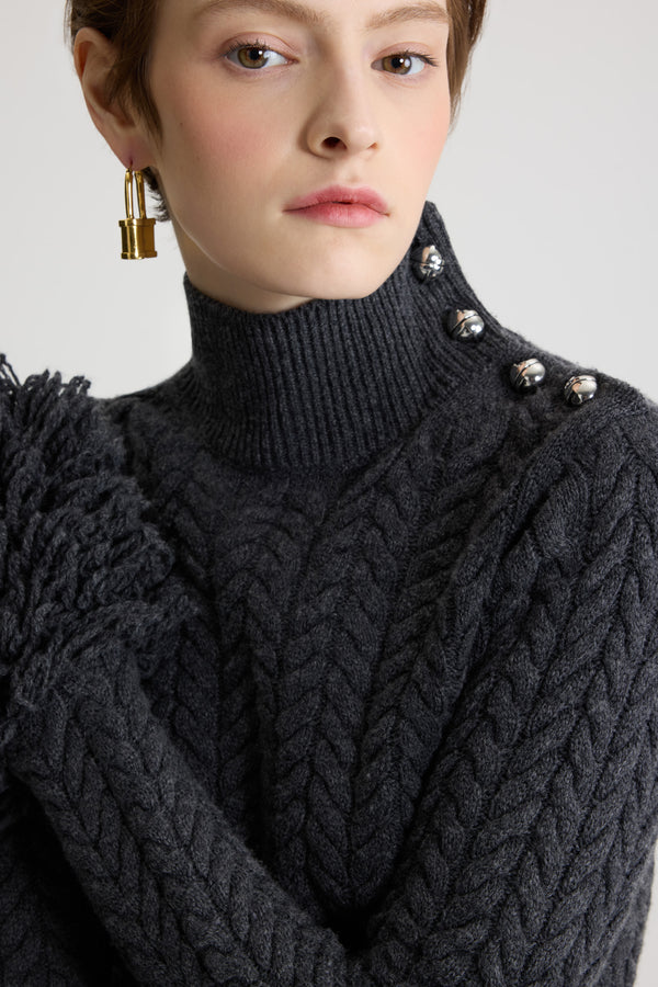 Patou - 울 및 캐시미어 소재 프린지 트리밍 점퍼 - Mercury - 머큐리 그레이 컬러의 메리노 울 및 캐시미어 점퍼. 케이블 스티치. 어깨에 하프 스피어 실버 톤 JP 버튼 디테일을 갖춘 모크넥. 립 질감 칼라와 밑단. 커프에 퍼 효과 프린지 장식.