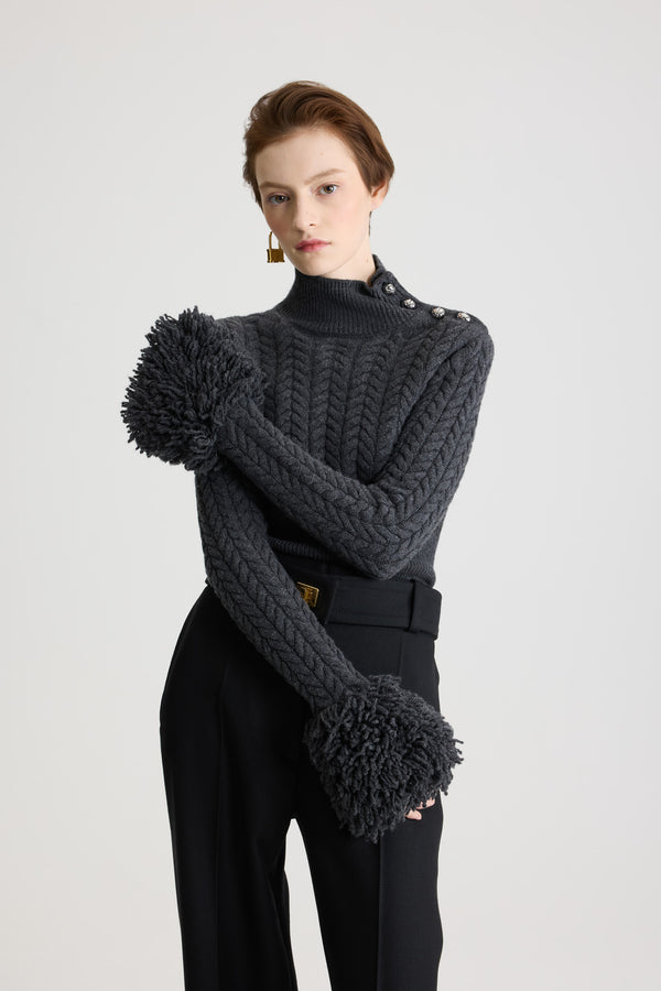 Patou - 울 및 캐시미어 소재 프린지 트리밍 점퍼 - Mercury - 머큐리 그레이 컬러의 메리노 울 및 캐시미어 점퍼. 케이블 스티치. 어깨에 하프 스피어 실버 톤 JP 버튼 디테일을 갖춘 모크넥. 립 질감 칼라와 밑단. 커프에 퍼 효과 프린지 장식.