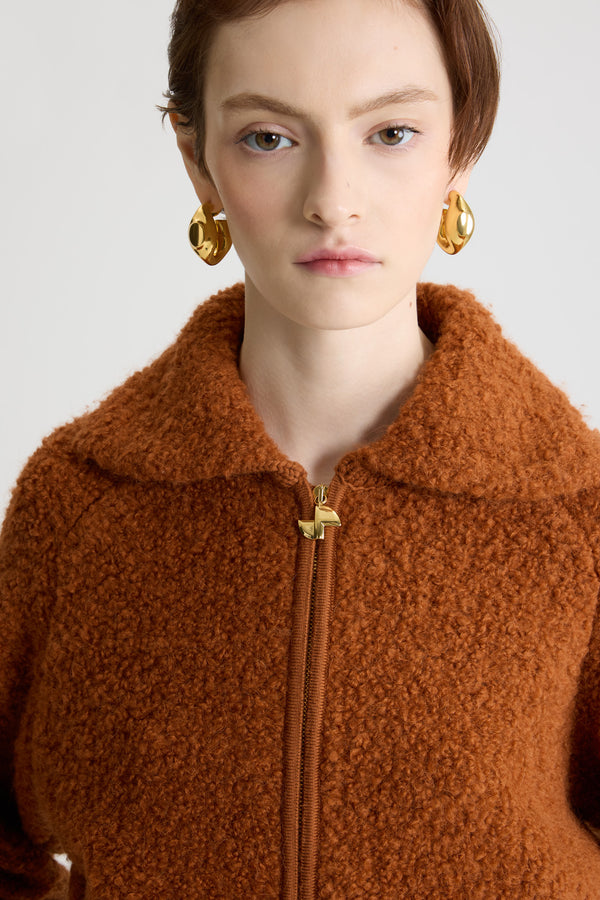 Patou - Bomberjacke im Bouclé-Strick aus Alpaka-Wollmix - Pumpkin Spice - Jacke aus Alpaka-Wollmix in Pumpkin Spice-Braun. Weiter Kragen. Goldfarbener Reißverschluss mit JP-Zuglasche vorne. Vertikale Leistentaschen. Manschetten und Saum gerippt.