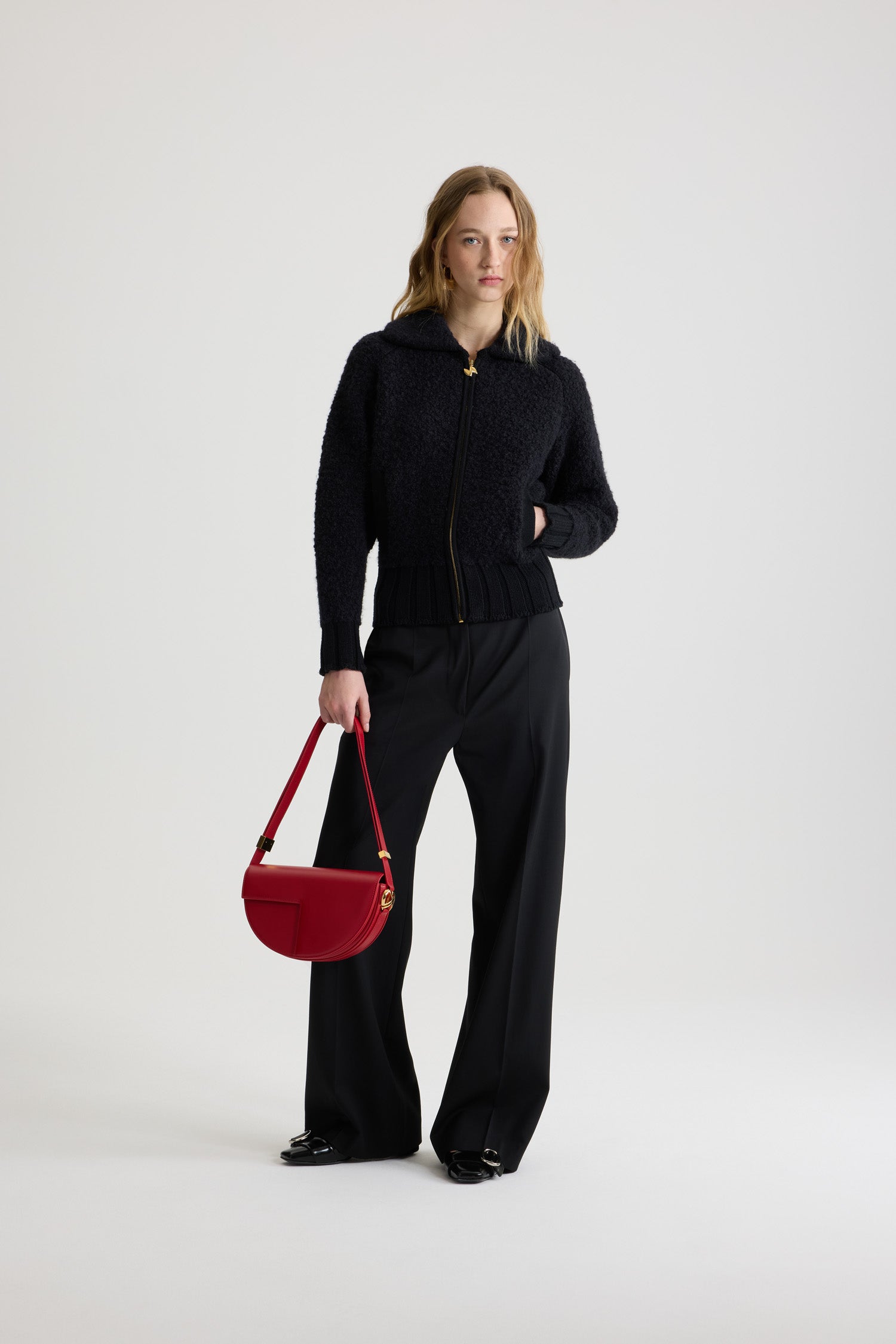 Patou - Bomber bouclé in misto lana e alpaca - Black - Giacca in misto lana e alpaca nero. Colletto largo. Zip oro sul davanti con tirazip JP. Tasche a filetto verticali. Polsini e fondo a costine.
