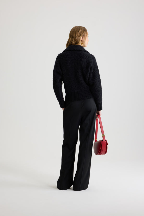 Patou - Bomberjacke im Bouclé-Strick aus Alpaka-Wollmix - Black - Jacke aus Alpaka-Wollmix in Schwarz. Weiter Kragen. Goldfarbener Reißverschluss mit JP-Zuglasche vorne. Vertikale Leistentaschen. Manschetten und Saum gerippt.