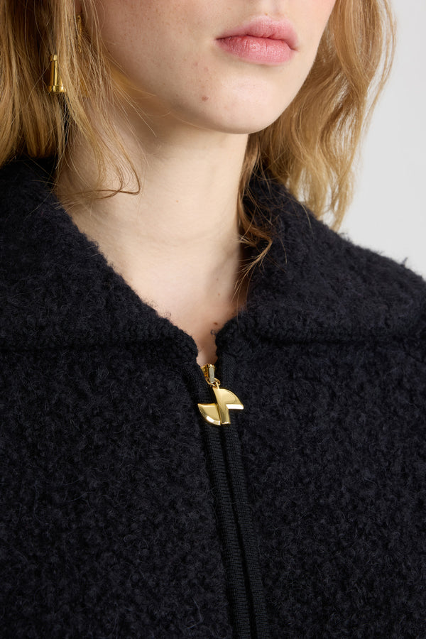 Patou - Bomberjacke im Bouclé-Strick aus Alpaka-Wollmix - Black - Jacke aus Alpaka-Wollmix in Schwarz. Weiter Kragen. Goldfarbener Reißverschluss mit JP-Zuglasche vorne. Vertikale Leistentaschen. Manschetten und Saum gerippt.