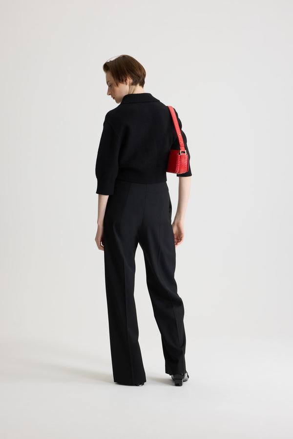 Patou - 울 소재 크롭 카디건 - Black - 블랙 컬러의 메리노 울 카디건. 크롭 길이. 셔츠 칼라. 패브릭으로 감싼 라운드 버튼 디테일의 앞면 버튼 클로저. 가슴 부분의 JP 모노그램 및 파투 로고 자수 장식. 미디 길이 벌룬 슬리브. 제트 포켓. 립 질감 커프스 및 헴.