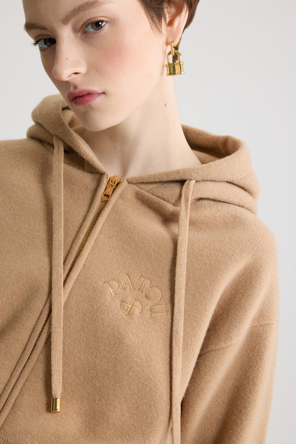 Patou - 울 및 캐시미어 소재 집업 후디 - Biscuit - 비스킷 베이지 컬러의 메리노 울 및 캐시미어 후디. 드로우스트링을 갖춘 후드 칼라, 골드 톤 파투 로고 인그레이빙 팁. 앞면의 골드 톤 지퍼. 가슴 부분의 JP 모노그램 및 파투 로고 자수 장식. 립 질감 커프스 및 헴.