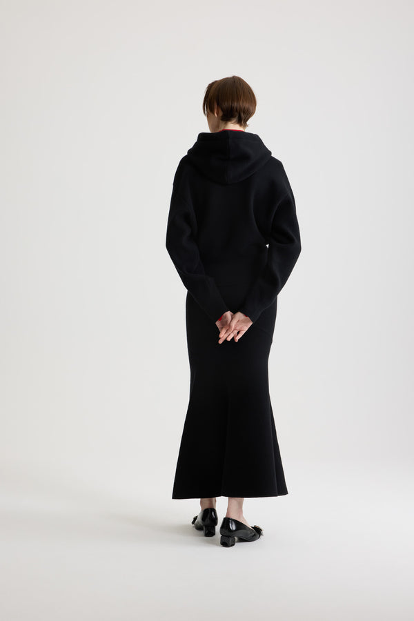 Patou - 울 및 캐시미어 소재 집업 후디 - Black - 블랙 컬러의 메리노 울 및 캐시미어 후디. 드로우스트링을 갖춘 후드 칼라, 골드 톤 파투 로고 인그레이빙 팁. 앞면의 골드 톤 지퍼. 가슴 부분의 JP 모노그램 및 파투 로고 자수 장식. 립 질감 커프스 및 헴.