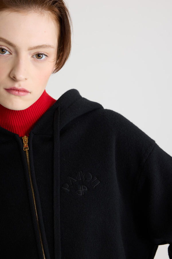 Patou - 울 및 캐시미어 소재 집업 후디 - Black - 블랙 컬러의 메리노 울 및 캐시미어 후디. 드로우스트링을 갖춘 후드 칼라, 골드 톤 파투 로고 인그레이빙 팁. 앞면의 골드 톤 지퍼. 가슴 부분의 JP 모노그램 및 파투 로고 자수 장식. 립 질감 커프스 및 헴.