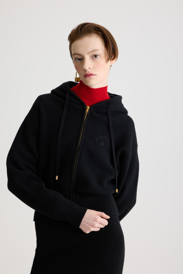 Patou - 울 및 캐시미어 소재 집업 후디 - Black - 블랙 컬러의 메리노 울 및 캐시미어 후디. 드로우스트링을 갖춘 후드 칼라, 골드 톤 파투 로고 인그레이빙 팁. 앞면의 골드 톤 지퍼. 가슴 부분의 JP 모노그램 및 파투 로고 자수 장식. 립 질감 커프스 및 헴.