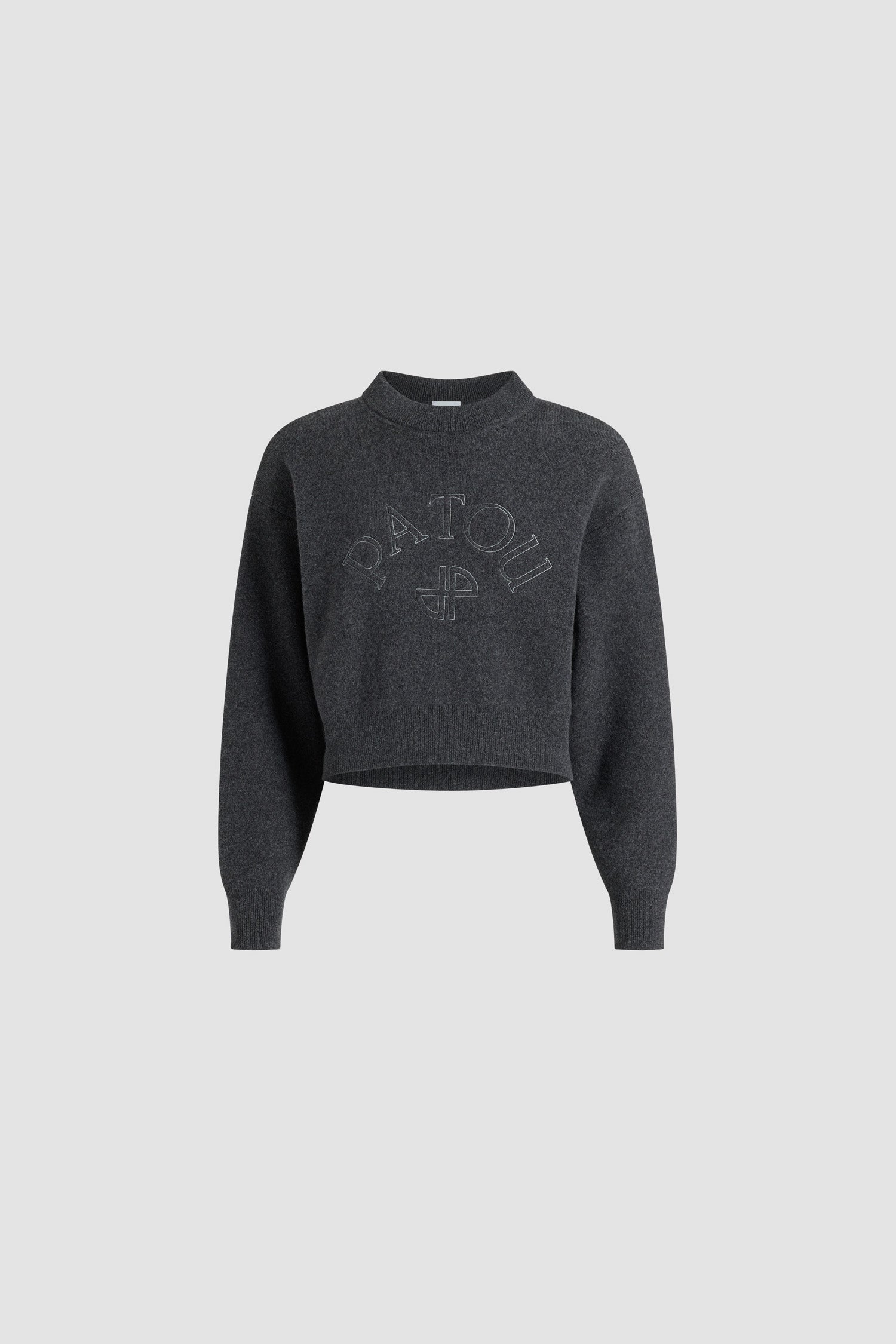 Patou - Pull en laine et cachemire avec logo Patou et monogramme JP brodés - Mercury - Pull en laine mérinos et cachemire gris mercure. Col rond. Col, poignets et ourlet côtelés. Logo Patou et monogramme JP brodés sur le devant.