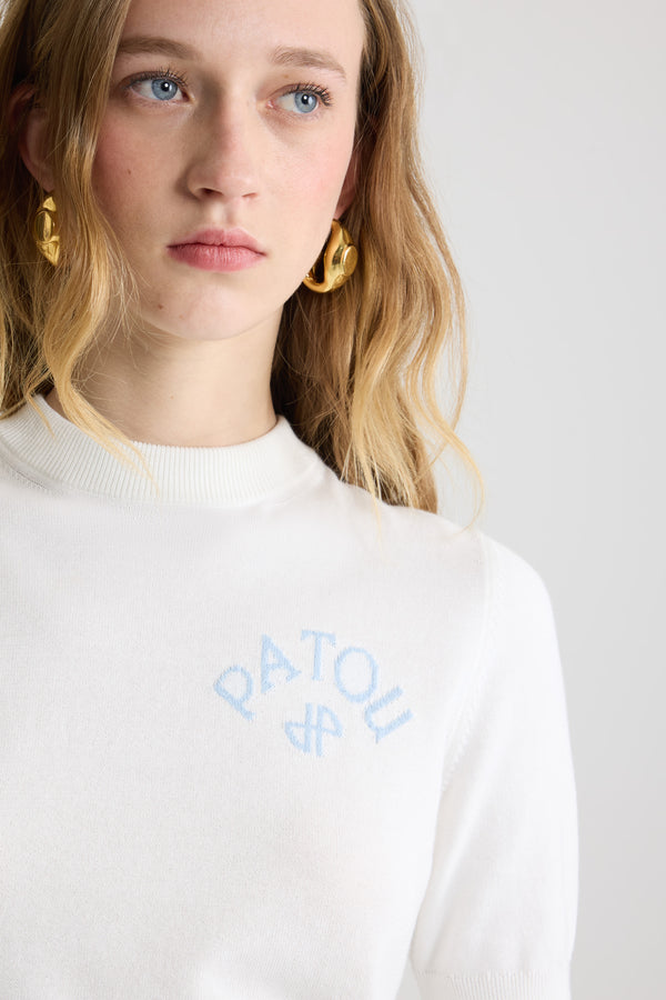 Patou - 오가닉 코튼 및 폴리에스테르 소재 보우 칼라 점퍼 - White - 화이트 컬러의 오가닉 코튼 및 폴리에스테르 점퍼. 뒷면에 그로그랭 리본 디테일을 갖춘 라운드 넥. 가슴 부분의 대조를 이루는 파투 로고 및 JP 인타르시아. 숏 슬리브. 립 질감 커프스 및 헴.