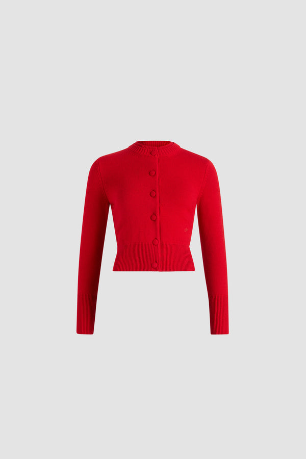 Patou - ウール＆カシミア ダブルカラー カーディガン - Madder Red - マダーレッドのウール＆カシミヤ製カーディガン。ミックスリブカラー仕立てのダブルレイヤーラウンドネック。フロントは共布のクルミボタン留め。前面にJPモノグラム刺繍。リブ編みの袖口と裾。