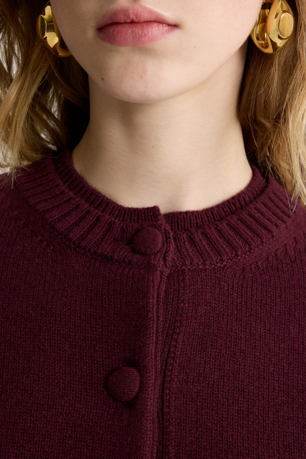 Patou - Cardigan con doppio collo in lana e cashmere - Vignola - Cardigan in lana e cashmere bordeaux Vignola. Collo rotondo con colletto a costine miste a doppio strato. Chiusura sul davanti con bottoni rotondi rivestiti in tessuto. Monogramma JP ricamato sul davanti. Polsini e fondo a costine.