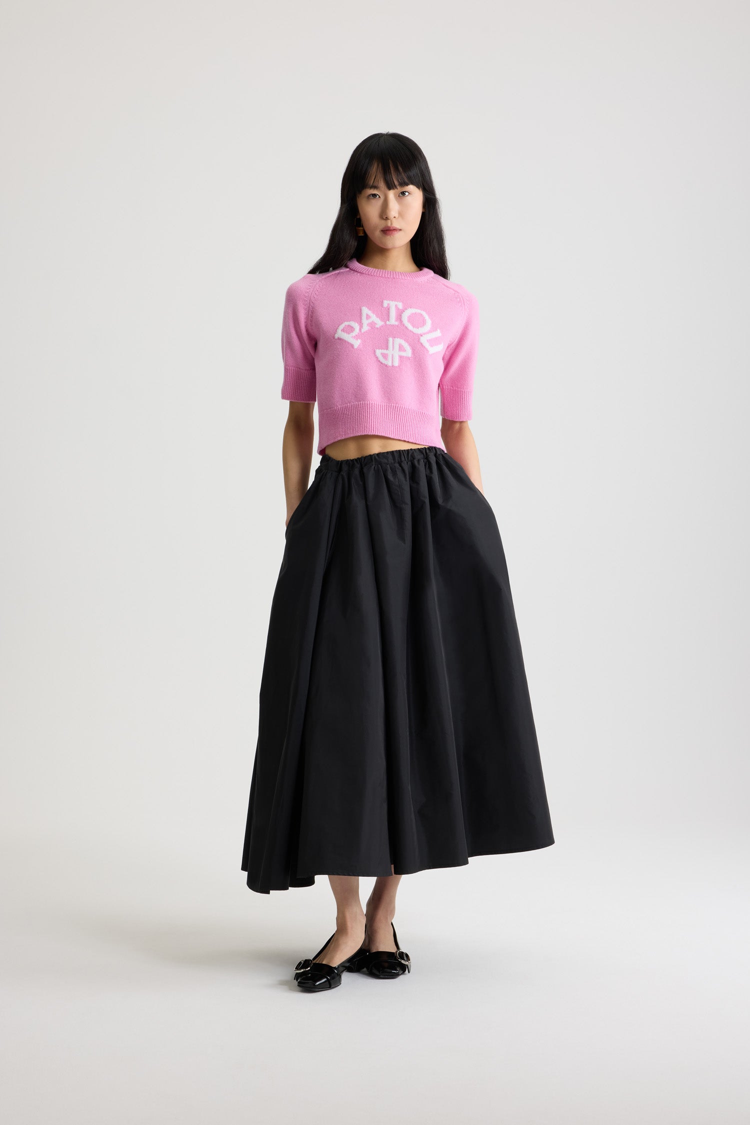Patou - Maglione corto con logo Patou e monogramma JP in lana e cashmere - Pink Pearl - Maglione in lana e cashmere Pink Pearl. Taglio leggermente corto. Collo rotondo con nastro in grosgrain sul retro. Logo Patou a contrasto e JP intarsiato sul davanti. Maniche corte. Polsini e fondo a costine.