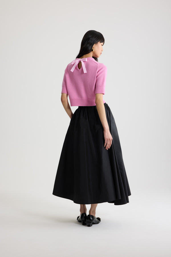 Patou - Pull court à logo Patou et monogramme JP en laine et cachemire - Pink Pearl - Pull en laine et cachemire rose perle. Modèle légèrement court. Col rond avec ruban en gros-grain à l’arrière. Logo Patou et JP contrastants en intarsia sur le devant. Manches courtes. Poignets et ourlet côtelés.