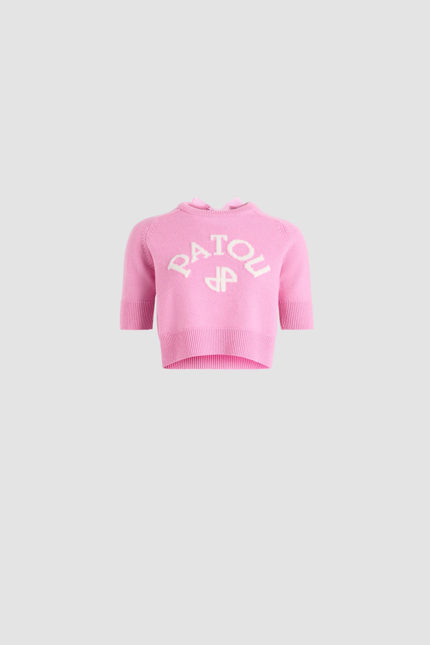 Patou - Maglione corto con logo Patou e monogramma JP in lana e cashmere - Pink Pearl - Maglione in lana e cashmere Pink Pearl. Taglio leggermente corto. Collo rotondo con nastro in grosgrain sul retro. Logo Patou a contrasto e JP intarsiato sul davanti. Maniche corte. Polsini e fondo a costine.
