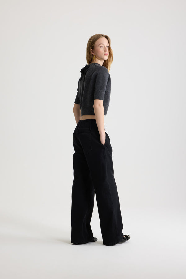 Patou - Maglione corto con logo Patou e monogramma JP in lana e cashmere - Mercury - Maglione in lana e cashmere grigio mercurio. Taglio leggermente corto. Collo rotondo con nastro in grosgrain sul retro. Logo Patou a contrasto e JP intarsiato sul davanti. Maniche corte. Polsini e fondo a costine.