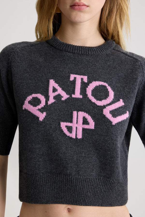 Patou - Maglione corto con logo Patou e monogramma JP in lana e cashmere - Mercury - Maglione in lana e cashmere grigio mercurio. Taglio leggermente corto. Collo rotondo con nastro in grosgrain sul retro. Logo Patou a contrasto e JP intarsiato sul davanti. Maniche corte. Polsini e fondo a costine.