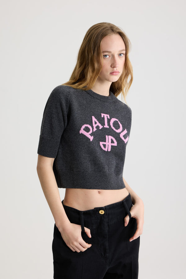 Patou - Maglione corto con logo Patou e monogramma JP in lana e cashmere - Mercury - Maglione in lana e cashmere grigio mercurio. Taglio leggermente corto. Collo rotondo con nastro in grosgrain sul retro. Logo Patou a contrasto e JP intarsiato sul davanti. Maniche corte. Polsini e fondo a costine.