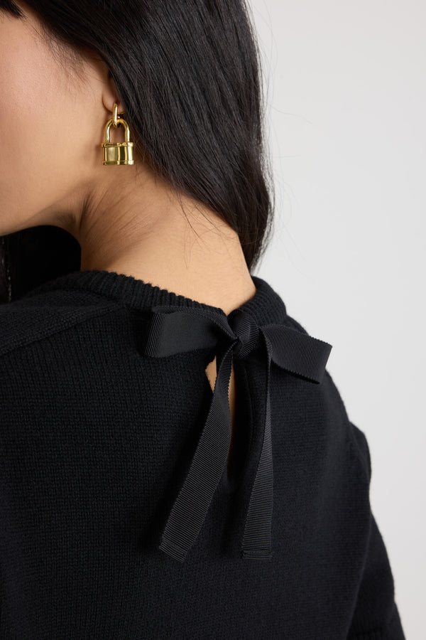 Patou - Maglione corto con logo Patou e monogramma JP in lana e cashmere - Black - Maglione in lana e cashmere nero. Taglio leggermente corto. Collo rotondo con nastro in grosgrain sul retro. Logo Patou a contrasto e JP intarsiato sul davanti. Maniche corte. Polsini e fondo a costine.