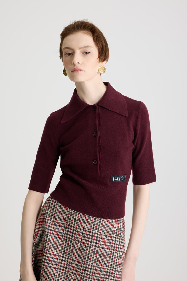 Patou - Polo in lana e cashmere - Vignola - Top in lana merino e cashmere bordeaux Vignola. Silhouette aderente. Colletto largo a polo. Maniche di media lunghezza. Etichetta con logo Patou sul davanti. Polsini e fondo a costine.