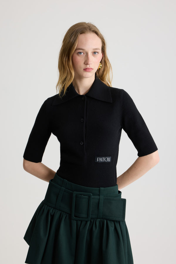 Patou - Polo in lana e cashmere - Black - Top in lana merino e cashmere nero. Silhouette aderente. Colletto largo a polo. Maniche di media lunghezza. Etichetta con logo Patou sul davanti. Polsini e fondo a costine.