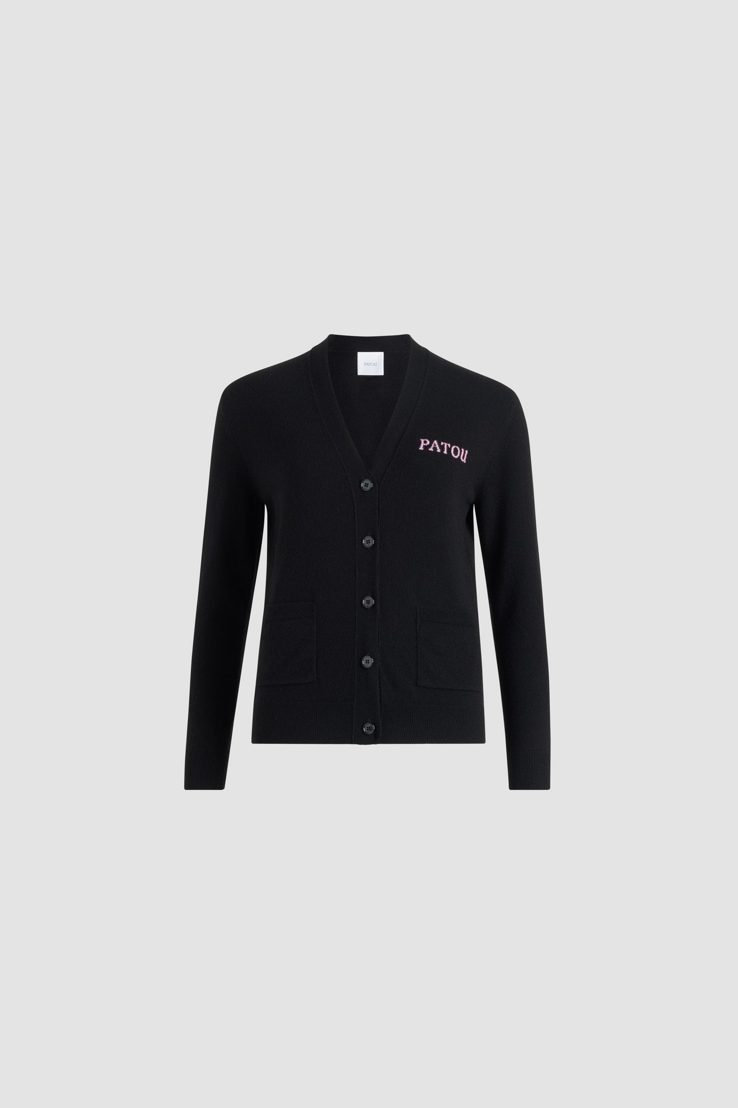 Patou - ウール＆カシミヤ パトゥ インターシャ Vネックカーディガン - Black - ブラックのメリノウール＆カシミヤ カーディガン。Vネック。JPモノグラムの刻印入りマザー・オブ・パールボタン。胸にコントラストの効いたパトゥのロゴインターシャ。フロントにパッチポケット。