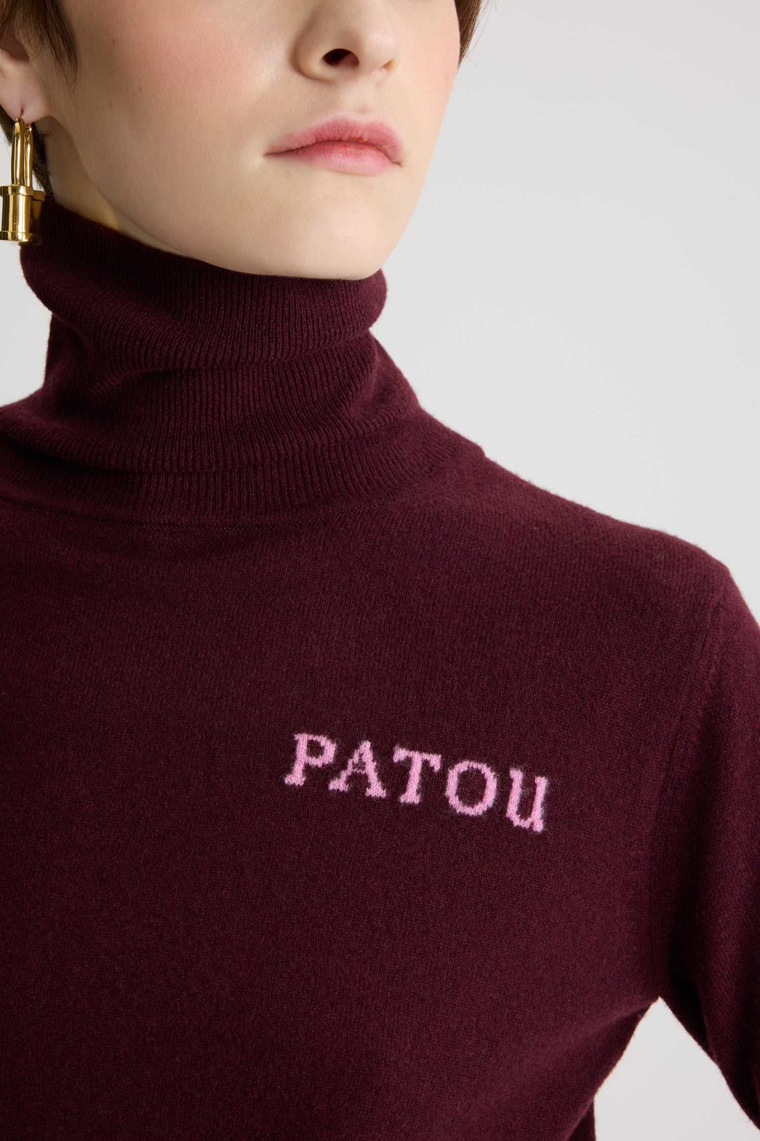 Patou - Pull à col roulé en laine et cachemire avec détail Patou en intarsia - Vignola - Pull en laine mérinos et cachemire bordeaux Vignola. Col roulé. Logo Patou contrastant en intarsia sur la poitrine.