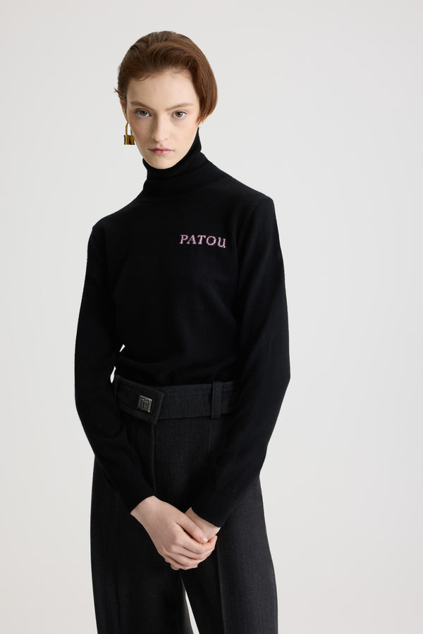 Patou - Rollkragenpullover mit Patou Intarsie aus Wolle und Kaschmir - Black - Pullover aus Merinowolle und Kaschmir in Schwarz. Rollkragen. Kontrastierende Patou Intarsie auf der Brust.