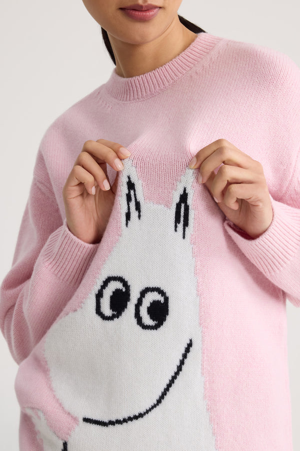 Patou - Patou x Moomin Moomin Pullover mit Rundhalsausschnitt - Moomin Light Pink - Bereichern Sie die Festtage mit der Patou x Moomin Kollektion. Dieser liebenswerte Pullover aus edlem Wollgemisch zeichnet sich durch seinen komfortablen Schnitt aus. Das auffällige Moomin Intarsienmotiv verleiht Ihrer Garderobe einen Hauch von Fröhlichkeit und Nostalgie.Unisex-Stil (für Herren bitte eine Größe größer wählen).