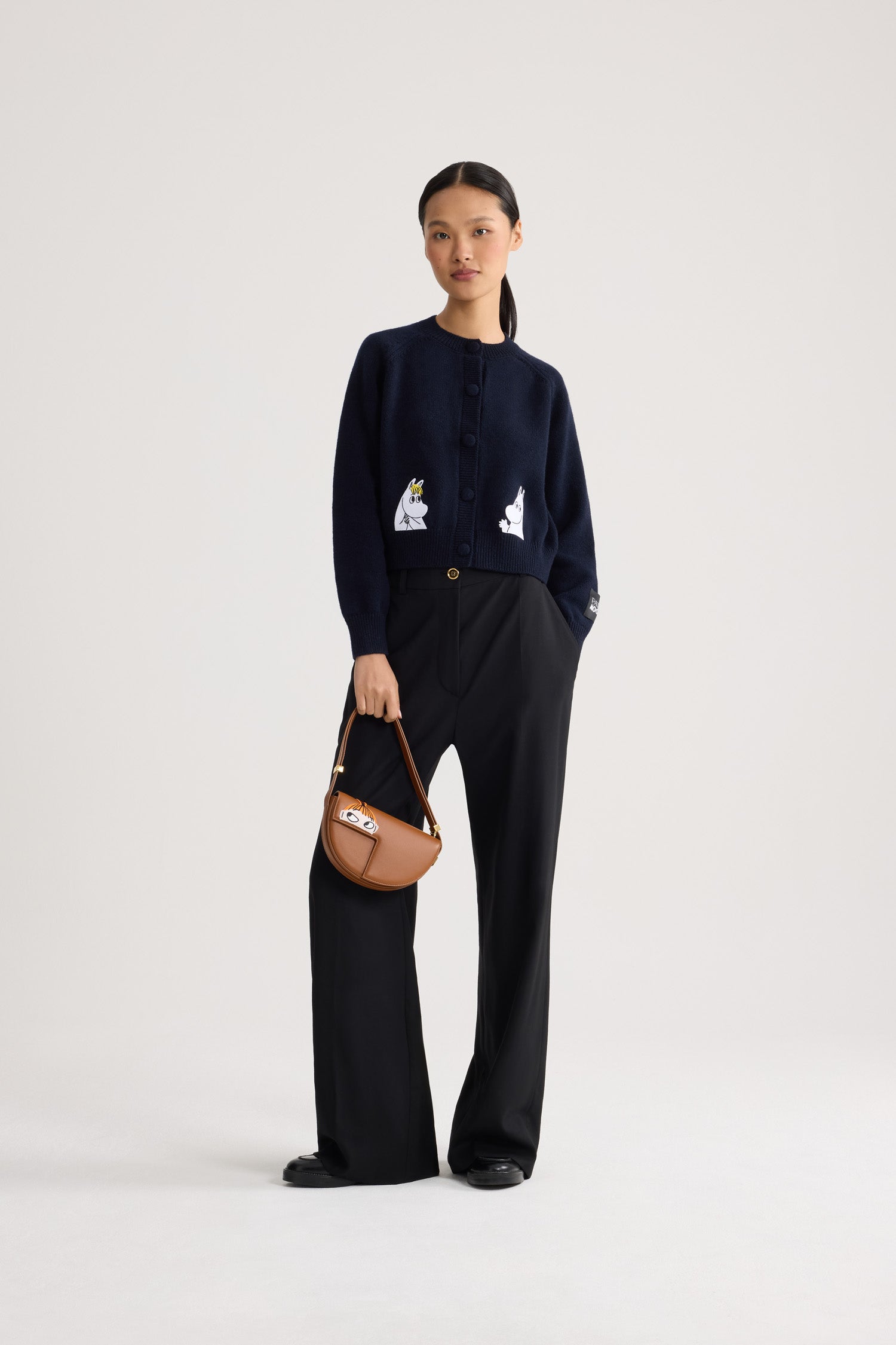 Patou - Patou x Moomin Snorkfräulein Strickjacke aus Wollgemisch - Moomin Navy - Genießen Sie die festliche Jahreszeit mit der Patou x Moomin Kollektion. Diese elegante Strickjacke zeigt Snorkfräulein auf der Vorderseite und ist aus einem hochwertigen Wollgemisch gefertigt. Die kleinen Intarsien verleihen Ihrer Garderobe einen Hauch von Laune und Nostalgie. Perfekt, um jedem Outfit eine verspielte Eleganz zu verleihen.