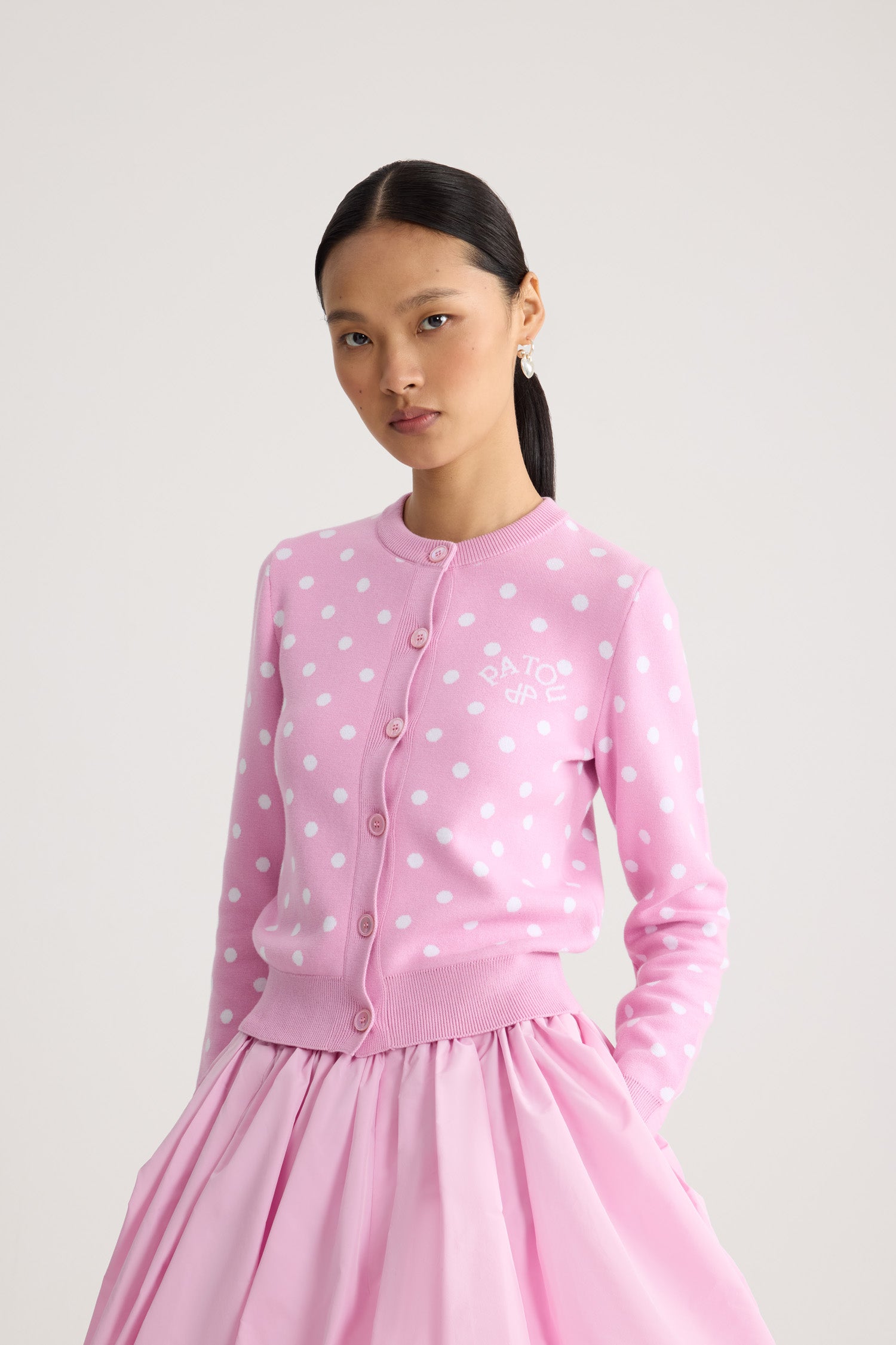 Patou - Cardigan a pois in misto cotone eco-responsabile - Candy Pink Polka Dots - Cardigan a pois rosa e bianchi. Collo rotondo. Chiusura con bottoni.