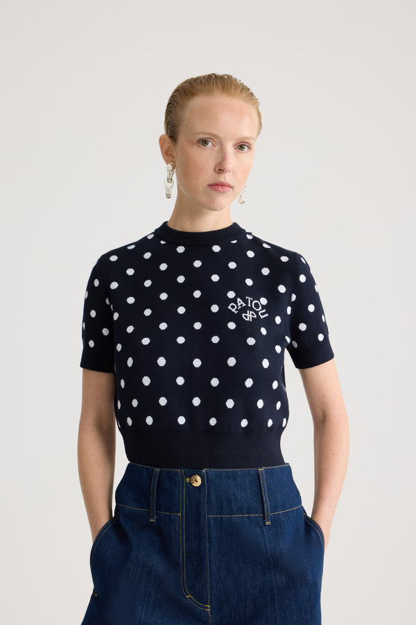 Patou - Crop T-shirt a pois in misto cotone eco-responsabile - Meteorite Blue - Crop T-shirt a pois blu navy e bianchi. Collo rotondo. Maniche corte. Dettaglio annodato sulla schiena.