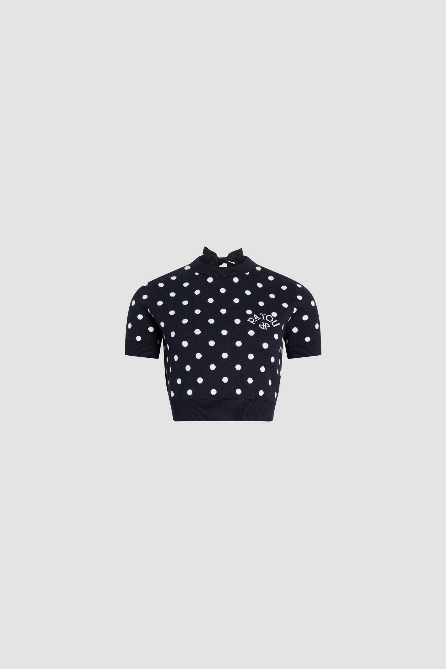 Patou - エコフレンドリーコットン混紡 水玉 クロップドTシャツ - Meteorite Blue - ネイビーブルー＆ホワイトカラーの水玉 クロップドTシャツ。ラウンドネック。半袖。バックにノットディテール。