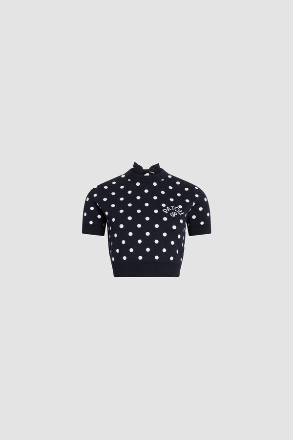 Patou - Crop T-shirt a pois in misto cotone eco-responsabile - Meteorite Blue - Crop T-shirt a pois blu navy e bianchi. Collo rotondo. Maniche corte. Dettaglio annodato sulla schiena.