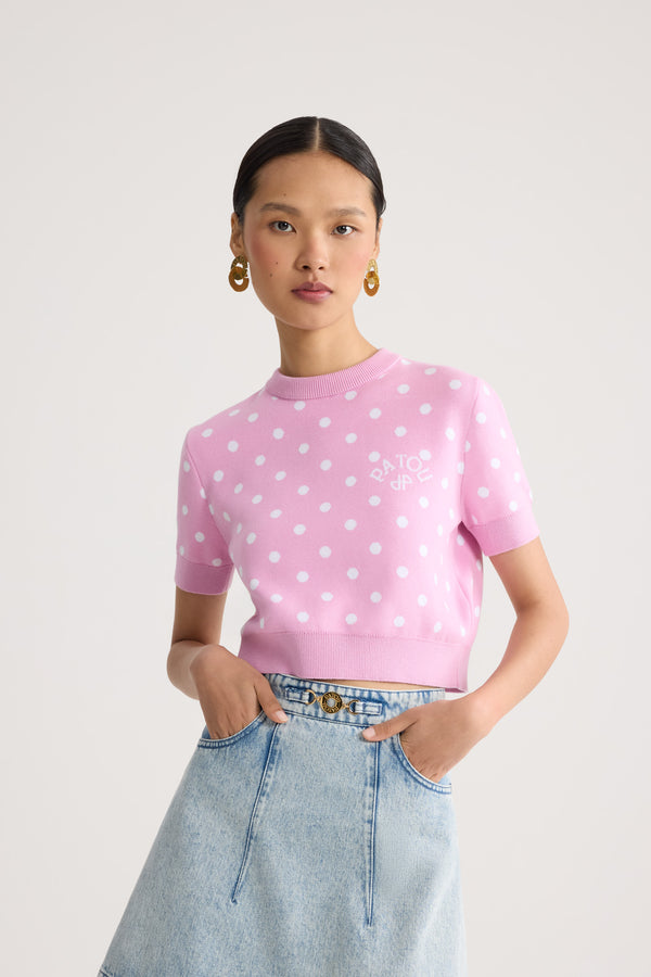 Patou - Crop T-shirt a pois in misto cotone eco-responsabile - Candy Pink Polka Dots - Crop T-shirt a pois rosa e bianchi. Collo rotondo. Maniche corte. Dettaglio annodato sulla schiena.