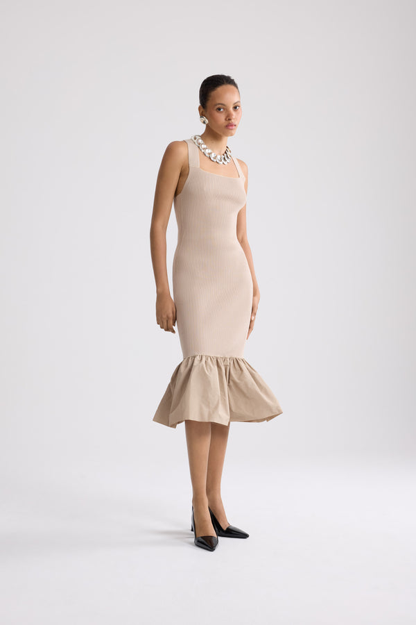 Patou - Robe longue en coton mélangé éco-responsable, avec détails en faille recyclée - Dune - Robe longue en coton mélangé éco-responsable de couleur sable, avec détails volume en faille recyclée. Bretelles croisées.