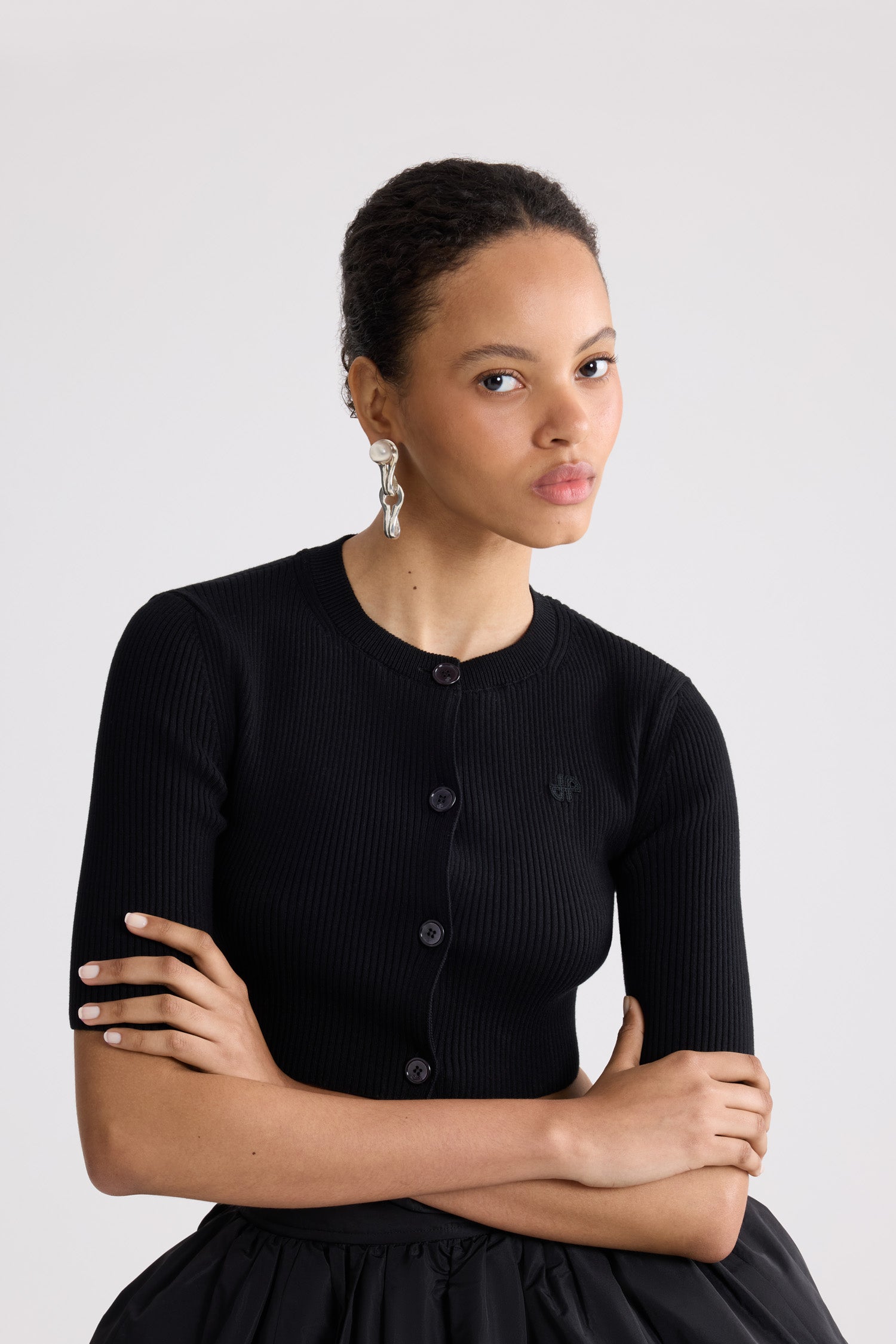 Patou - Cardigan court côtelé en coton mélangé éco-responsable - Black - Cardigan court côtelé noir. Manches courtes. Col rond. Fermeture boutonnée.