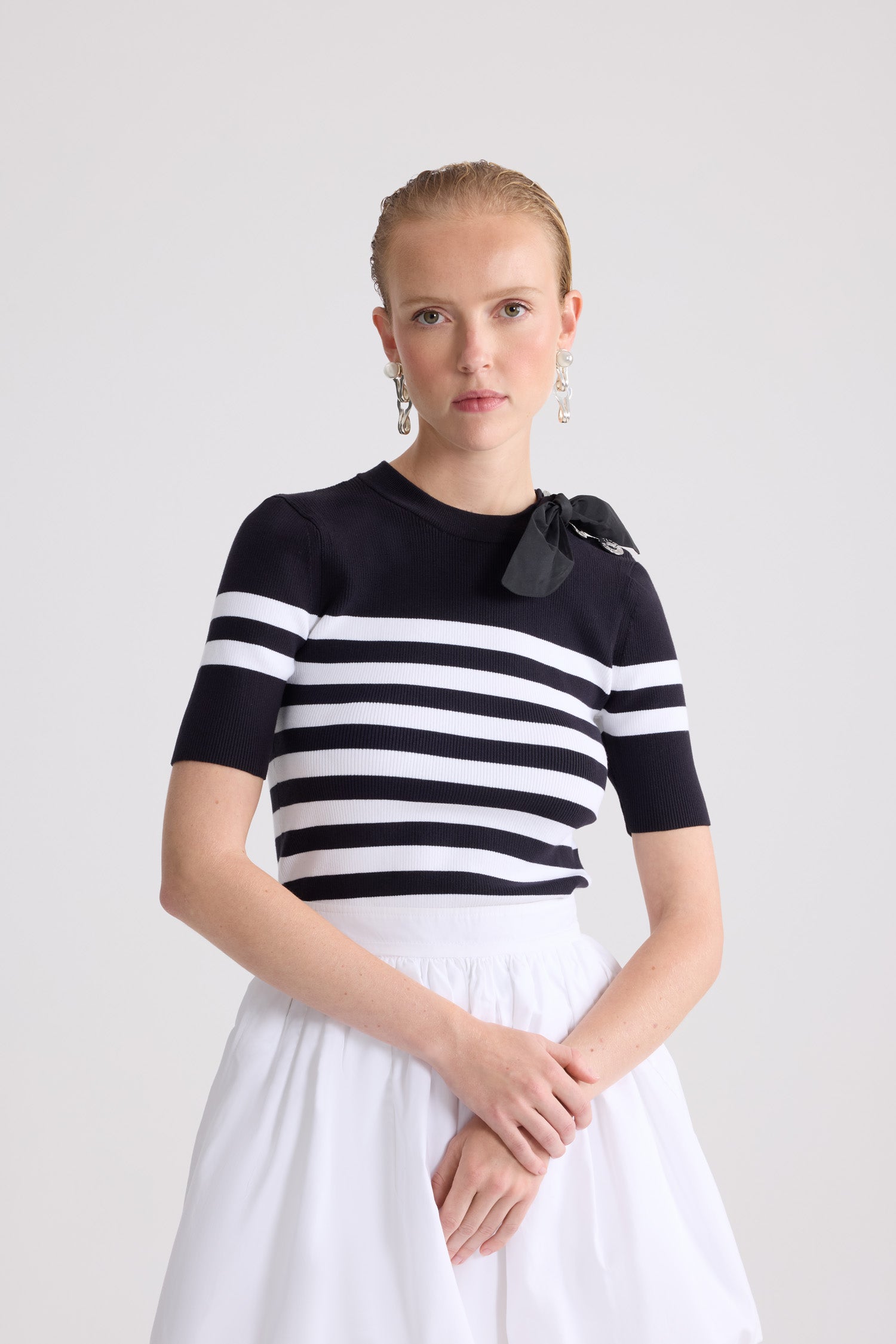 Patou - T-Shirt a Maglia a Righe in Misto Cotone - Offshore Stripes - T-shirt a righe blu navy e bianche. Materiale in misto cotone. Maniche corte. Collo rotondo.