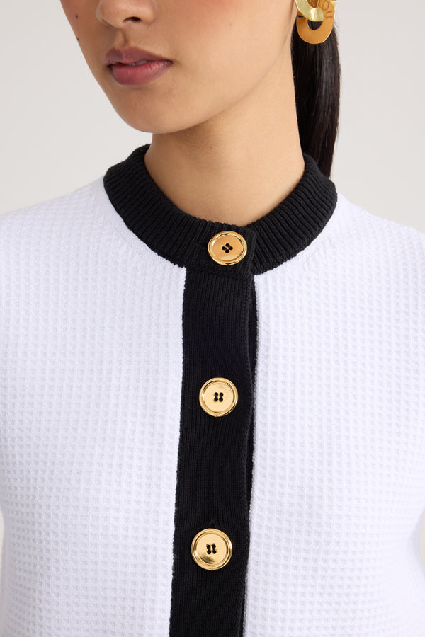 Patou - Cardigan texturé sans col en coton mélangé éco-responsable - White - Cardigan texturé sans col blanc. Manches courtes. Col rond. Bordures contrastées. Fermeture boutonnée.