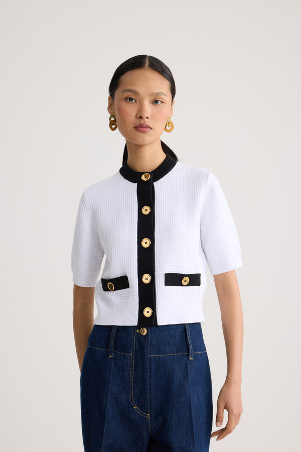 Patou - Cardigan texturé sans col en coton mélangé éco-responsable - White - Cardigan texturé sans col blanc. Manches courtes. Col rond. Bordures contrastées. Fermeture boutonnée.
