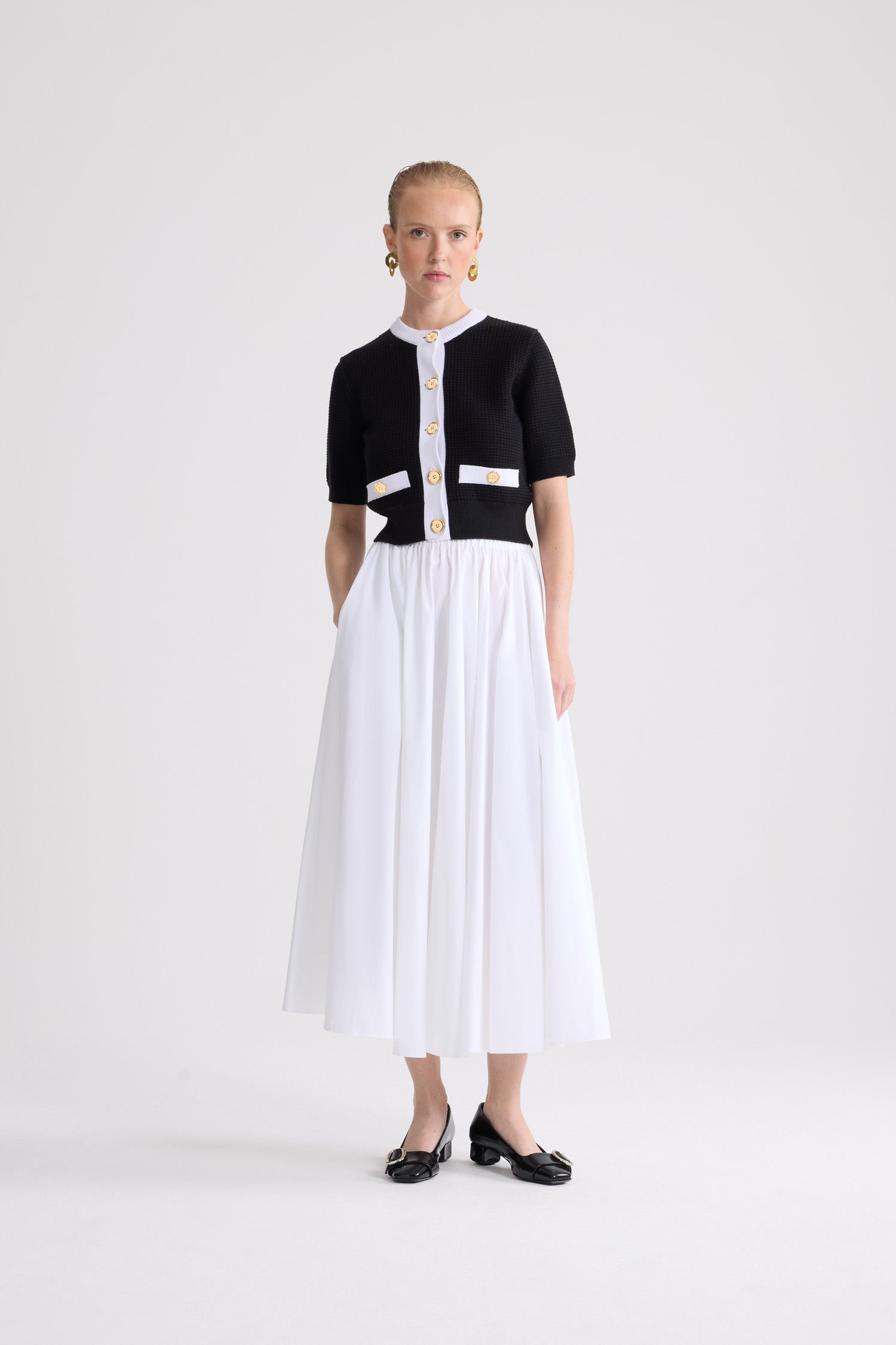 Patou - Cardigan texturé sans col en coton mélangé éco-responsable - Black - Cardigan texturé sans col noir. Manches courtes. Col rond. Bordures contrastées. Fermeture boutonnée.