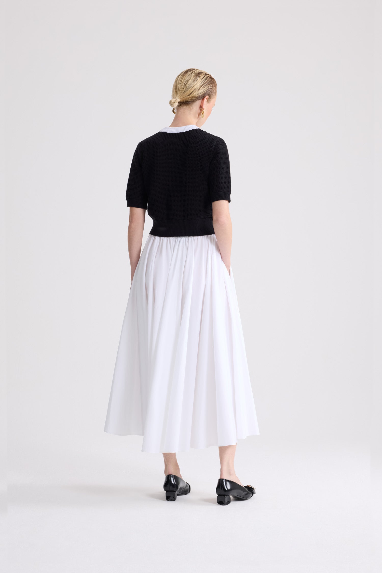 Patou - Cardigan texturé sans col en coton mélangé éco-responsable - Black - Cardigan texturé sans col noir. Manches courtes. Col rond. Bordures contrastées. Fermeture boutonnée.
