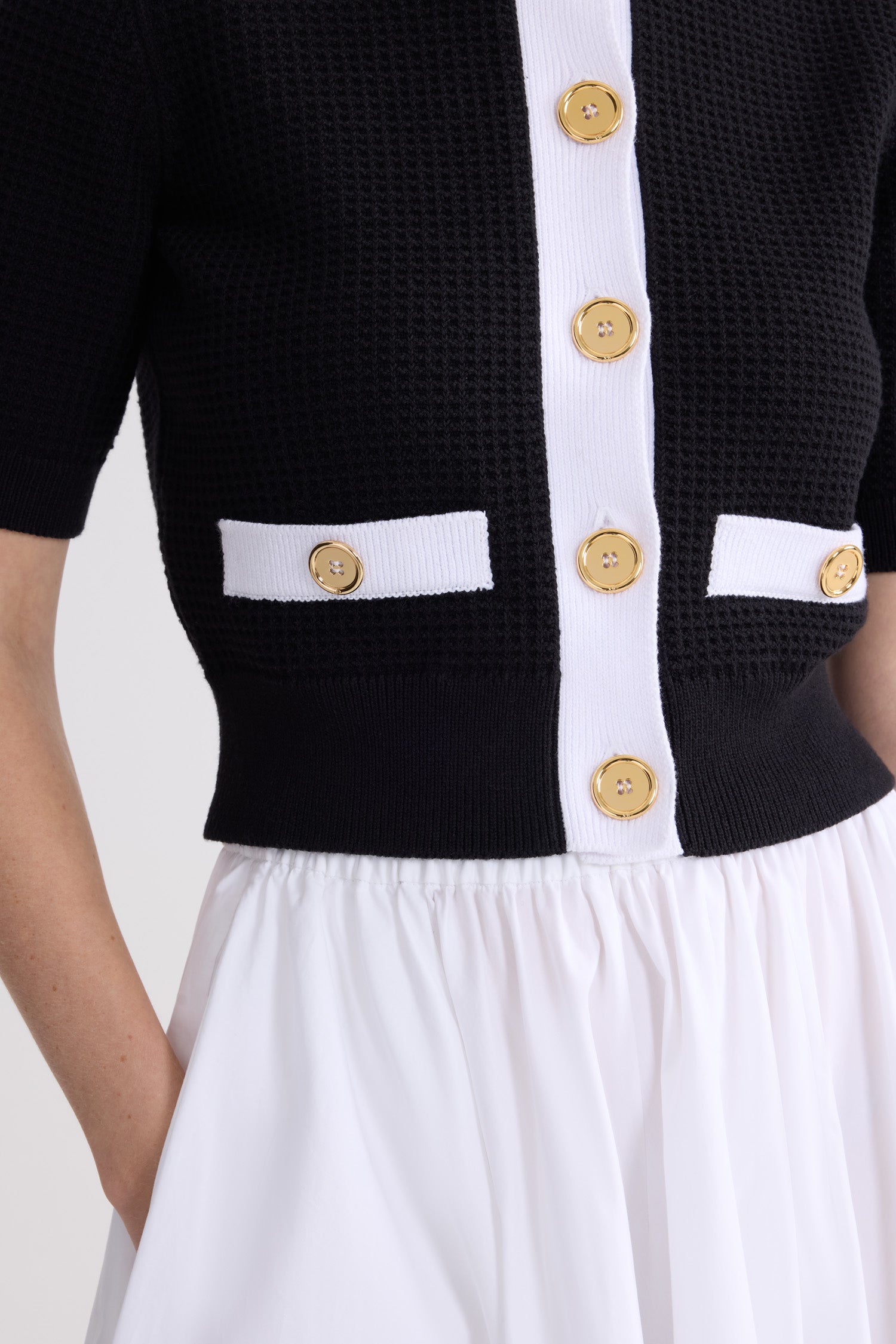 Patou - Cardigan texturé sans col en coton mélangé éco-responsable - Black - Cardigan texturé sans col noir. Manches courtes. Col rond. Bordures contrastées. Fermeture boutonnée.